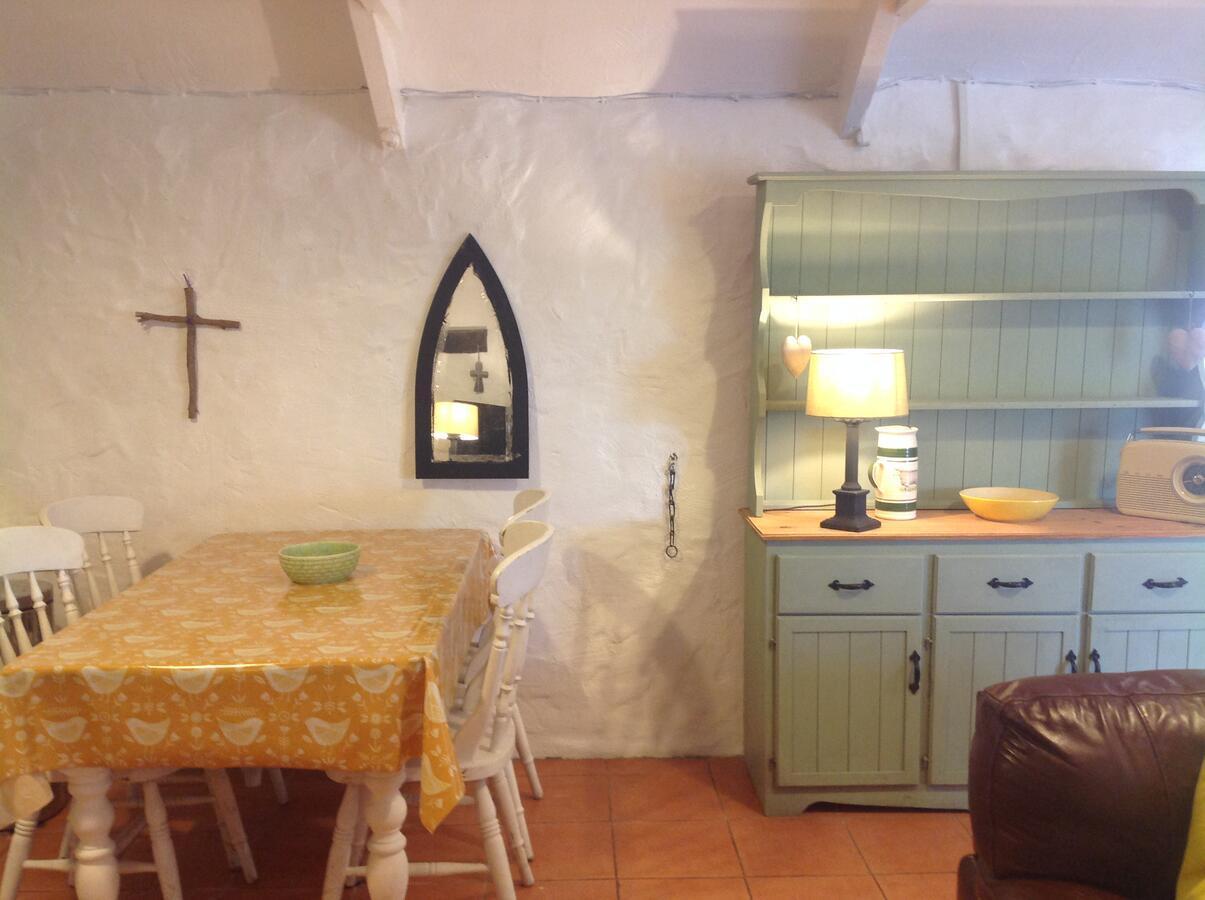 Cowshed Located Nr Kynance Cove Holiday home *